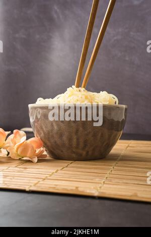 Nahaufnahme der Shirataki Konjac Nudel. Japanische traditionelle orientalische Küche. Gluten- und kohlenhydratfreie Nudeln. keto-Diät. Glucomannan und Ballaststoffe. Stockfoto