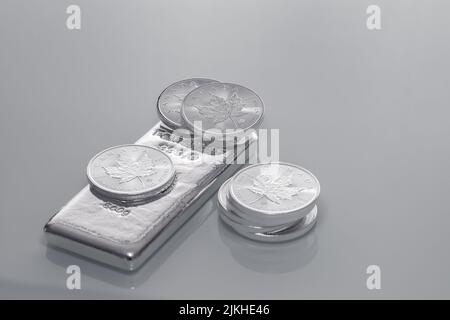 Ein Stapel von 1oz Silber kanadischen Maple Leaf auf grauem Hintergrund Stockfoto