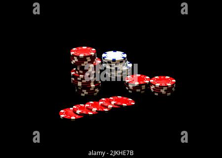 Eine Reihe von Stapel von bunten Poker-Chips in einem dunklen Hintergrund Stockfoto