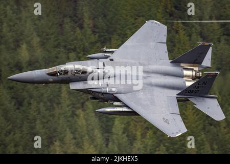 Ein USAF F15E Jettraining in der Mach Loop, North Wales, Großbritannien Stockfoto