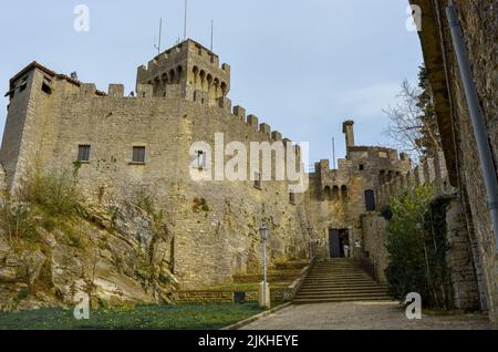 Die De La Fratta oder Cesta, die zweite Burg von San Marino, liegt auf dem höchsten Gipfel des Monte Titano. Stockfoto