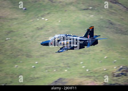 Ein Tieffliegerjet in der Mach Loop, Wales, Vereinigtes Königreich Stockfoto