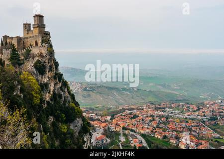 Die De La Fratta oder Cesta, die zweite Turmburg von San Marino, liegt auf dem höchsten Gipfel des Monte Titano. Stockfoto