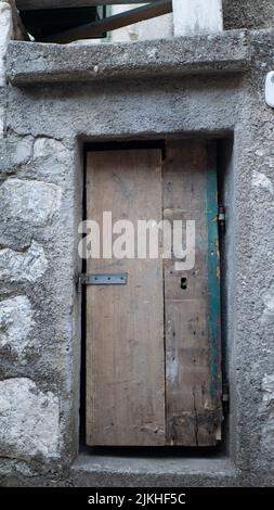 Vielzahl von Klopfern und Griffen an alten Türen in Italien. Alter Metallgriff an einer Holztür. Kunstwerke Stockfoto