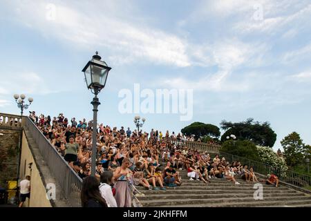 Menschen, die ein Straßenkonzert auf der Piazzale Micheangelo, Florenz, Italien, genießen Stockfoto