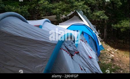 Campingplätze sind Orte zum Entspannen, Genießen und Erkunden der Natur. Viele Campingplätze. Dies ist bei Naturliebhabern beliebt Stockfoto