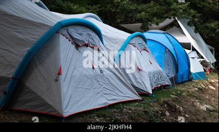 Campingplätze sind Orte zum Entspannen, Genießen und Erkunden der Natur. Viele Campingplätze. Dies ist bei Naturliebhabern beliebt Stockfoto