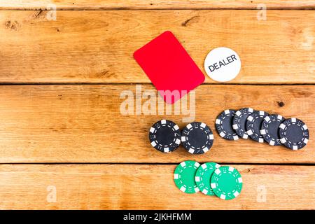 Stapel von Poker chips auf Holz- Hintergrund, Poker chips ausbreiten, Big Blind, Dealer, poker Konzept Stockfoto