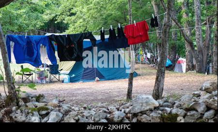 Campingplätze sind Orte zum Entspannen, Genießen und Erkunden der Natur. Viele Campingplätze. Dies ist bei Naturliebhabern beliebt Stockfoto