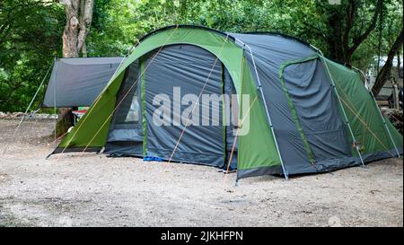 Campingplätze sind Orte zum Entspannen, Genießen und Erkunden der Natur. Viele Campingplätze. Dies ist bei Naturliebhabern beliebt Stockfoto