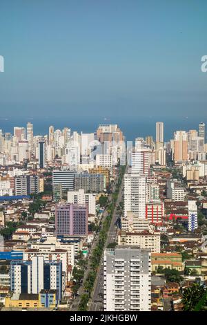 Panorama-Luftaufnahme der Stadt Santos an der Küste von Sao Paulo, Brasilien Stockfoto