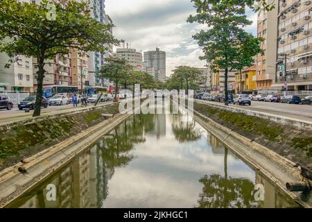 Santos Stadtkanal, der durch die Stadt ins Meer fließt. Brasilien. Stockfoto