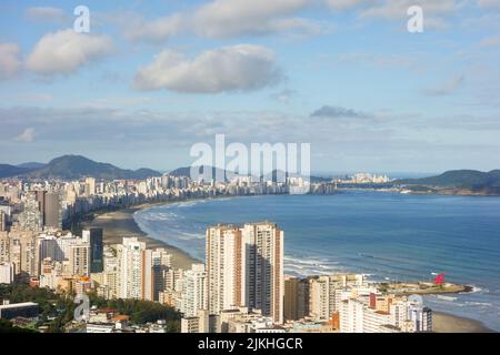 Panorama-Luftaufnahme der Stadt Santos an der Küste von Sao Paulo, Brasilien Stockfoto