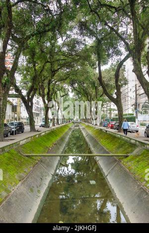 Santos Stadtkanal, der durch die Stadt ins Meer fließt. Brasilien Stockfoto