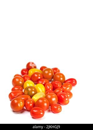 Verschiedene Mini-Tomaten auf weißem Hintergrund Stockfoto