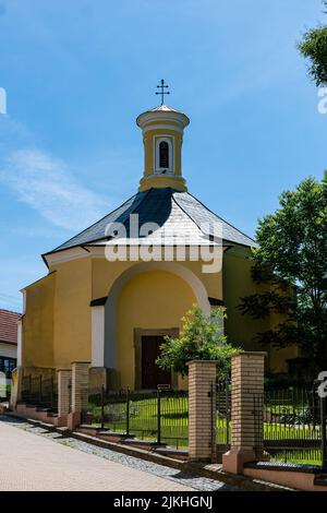 Holic, Slowakei - 18. Juni 2022 Loretan-Kapelle. Über dem Friedensplatz in Holic Stockfoto