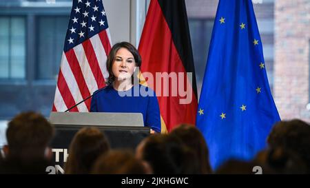 02. August 2022, USA, Nueva York;: Die deutsche Außenministerin Annalena Baerbock spricht am zweiten Tag ihres offiziellen Besuchs in den USA vor einer Audienz von Studenten der Theresa lang Community und der New School in New York über die transatlantischen Beziehungen. An ihrem zweiten Tag in den Vereinigten Staaten verteidigte die deutsche Außenministerin Annalena Baerbock das Recht auf Abtreibung, das kürzlich vom Obersten Gerichtshof der Vereinigten Staaten gestrichener wurde. Foto: Britta Pedersen/dpa Stockfoto