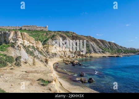 Panoramablick auf die Hügel und Fort Chambray, in Gozo, Malta, Festung vom Order of St. John gebaut, um die Küste zu schützen Xatt l-Ahmar, Ghajnsielem Stockfoto