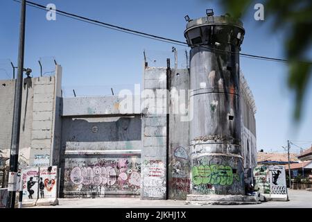 Ein Blick auf den Turm an der Grenze zwischen Israel und Palästina mit Graffiti bedeckt Stockfoto