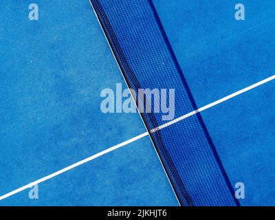 Luftdrohnenansicht des blauen Paddle-Tennisplatzes Stockfoto
