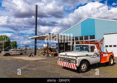 Ein LKW an einer alten Tankstelle im Osten von Washington, USA Stockfoto
