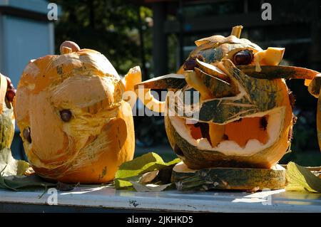 Eine Nahaufnahme von witzigen Halloween Kürbissen Stockfoto