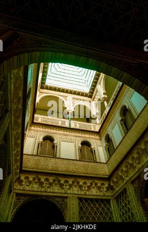 Eine vertikale Aufnahme eines wunderschönen Innenraums des Königlichen Alcazar-Palastes in Sevilla, Madrid Stockfoto