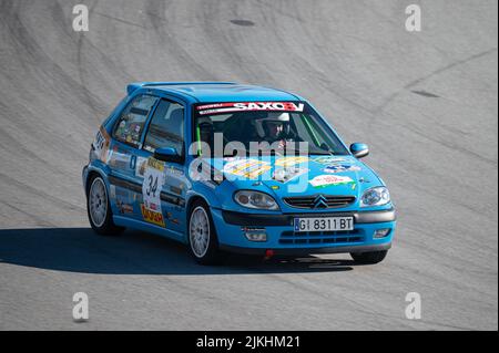 Barcelona, Spanien; 20. Dezember 2021: Der Rennwagen von Citroen Saxo 8V auf der Strecke von Montmelo Stockfoto