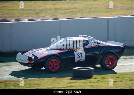 Barcelona, Spanien; 20. Dezember 2021: Lancia Stratos Rennwagen auf der Strecke von Montmelo Stockfoto