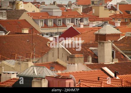 Eine Luftaufnahme der rot gefliesten Dächer von Gebäuden in Lissabon, Portugal Stockfoto