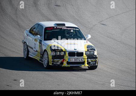 Barcelona, Spanien; 20. Dezember 2021: BMW E36 M3 Rennwagen auf der Strecke von Montmelo Stockfoto