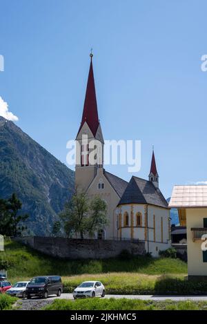 Kirche unserer Lieben Frau von der Himmelfahrt, Lechtaler Alpen, Fernwanderweg E5, Holzgau, Tirol, Österreich Stockfoto