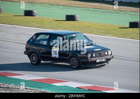 Barcelona, Spanien; 20. Dezember 2021: Volkswagen Golf GTI MKII Rennwagen auf der Strecke von Montmelo Stockfoto