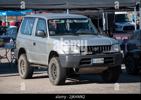 Barcelona, Spanien; 20. Dezember 2021: Toyota Land Cruiser J100 Rennwagen auf der Strecke von Montmelo Stockfoto