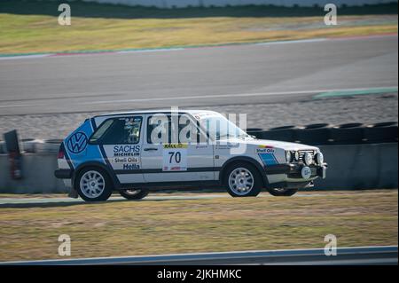 Barcelona, Spanien; 20. Dezember 2021: Volkswagen Golf GTI MKII Rennwagen auf der Strecke von Montmelo Stockfoto