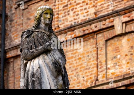 Nahaufnahme einer antiken Statue in Rocca Brivio, Italien Stockfoto