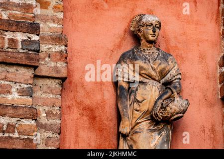 Nahaufnahme einer antiken Statue in Rocca Brivio, Italien Stockfoto