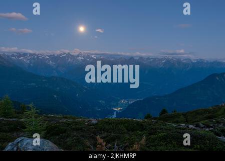 Der Mond scheint über den Alpen, Inntal, Venethütte, Fernwanderweg E5, Zams, Tirol, Österreich Stockfoto