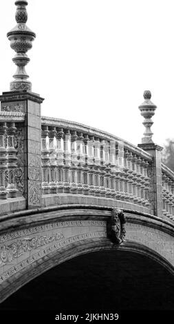 Eine vertikale Graustufenaufnahme einer Brücke auf der Plaza De Espana in Spanien Stockfoto