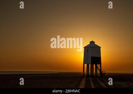 Ein wunderschöner goldener Sonnenuntergang über dem Burnham-on-Sea Low Lighthouse in England Stockfoto