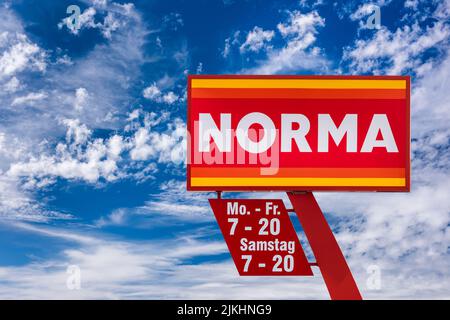 Firmenzeichen und Logo des Discounters NORMA Stockfoto