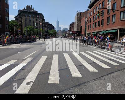 Ein Crosswalk in Manhattan, New York, USA, während der Pride-Feier Stockfoto