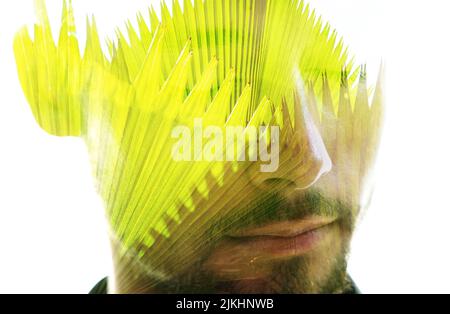 Doppelbelichtungs-Porträt eines Mannes kombiniert mit einem Bild einer Handfläche Blätter Stockfoto