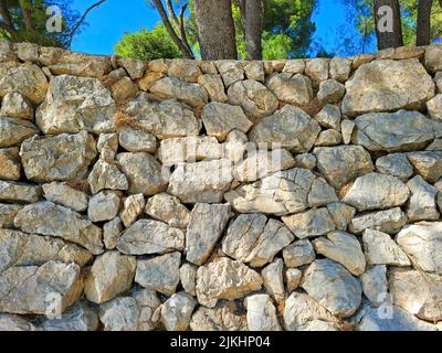 Typisch mallorquinische Steinmauer auf Platja de Formentor, Mallorca, Balearen, Spanien Stockfoto