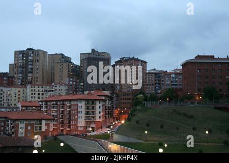 Ein abendliches Stadtbild von Bilbao, Spanien. Ein Blick aus der Vogelperspektive auf die Stadt. Stockfoto