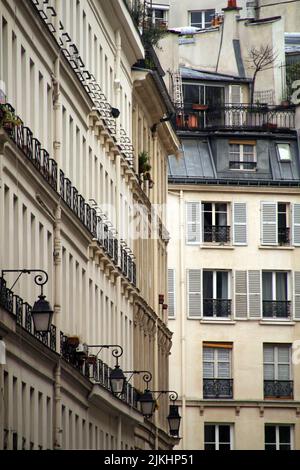 Eine vertikale Aufnahme einer schönen Fassade eines Gebäudes in Paris Stockfoto