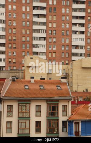 Eine schöne Aussicht auf Wohnhäuser mit kleinen Fenstern in Bilbao Stockfoto