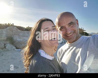 Eine Nahaufnahme eines spanischen Paares mittleren Alters, das sich beim Lachen amüsiert Stockfoto