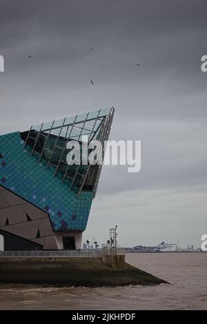 Eine vertikale Aufnahme des Deep Aquarium Gebäudes an einem bewölkten Tag, Hull, England Stockfoto