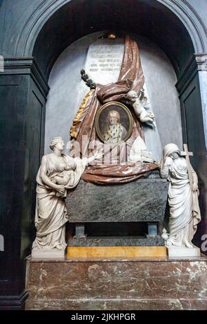 Eine vertikale Aufnahme der inneren Skulpturen der Saint-Bavo-Kathedrale, Stadt Gent, Belgien Stockfoto